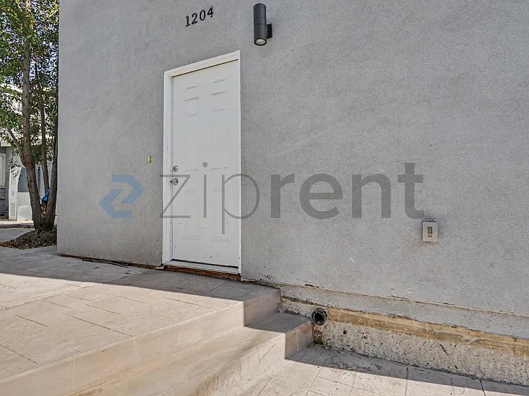 1204 W 50th St — Photo 3