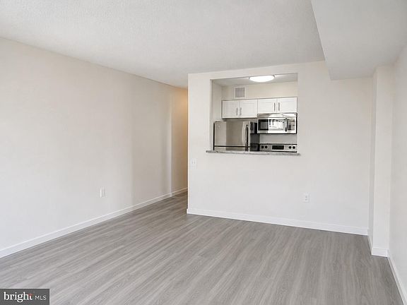 3rd image of 1420 Locust St APT 8J