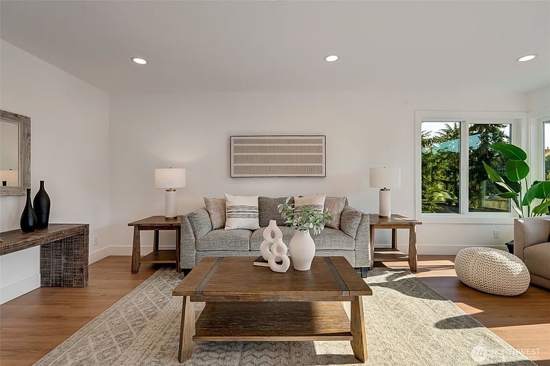 5th image of 321 Bellevue Way SE #401