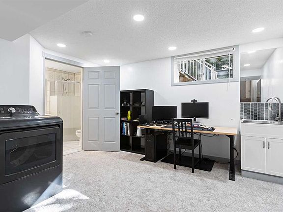 4th image of 12 Kingsland Vlg SW