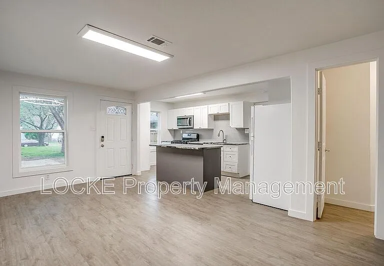 311 Byron St — Photo 4