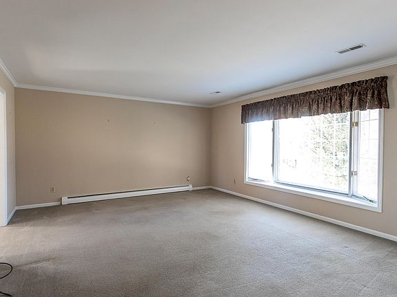 4th image of 422 Linden Ln