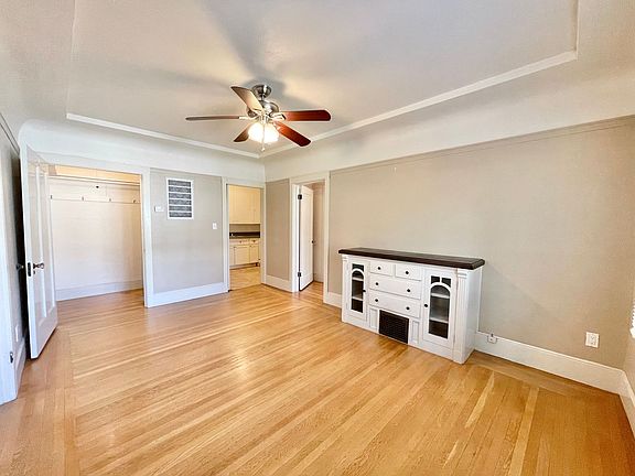 5th image of 928 27th St APT 4