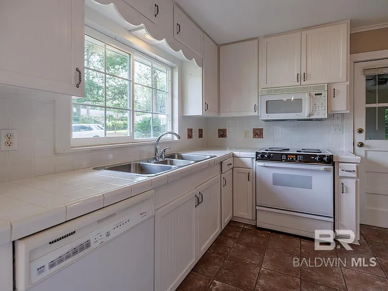 208 Pinecrest Ln — Photo 10
