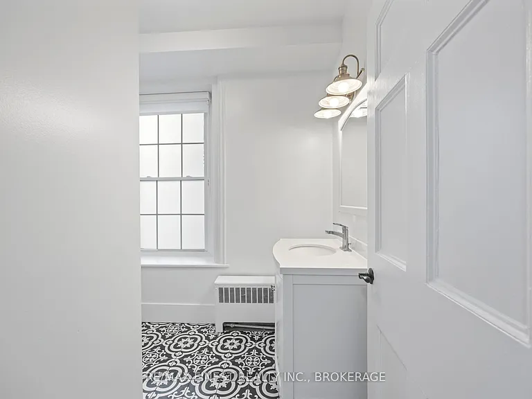 114 Yonge St — Photo 16
