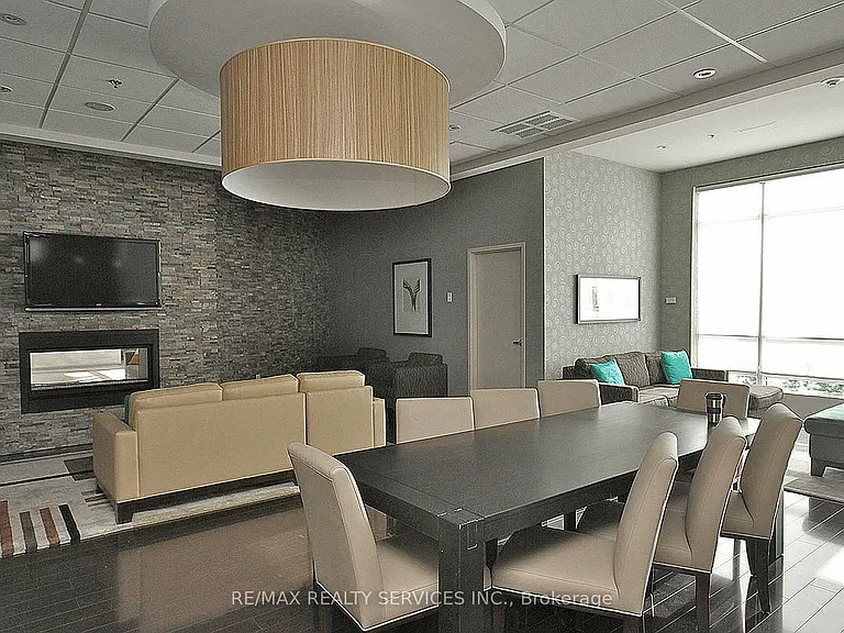 215 Queen St E #211 — Photo 30