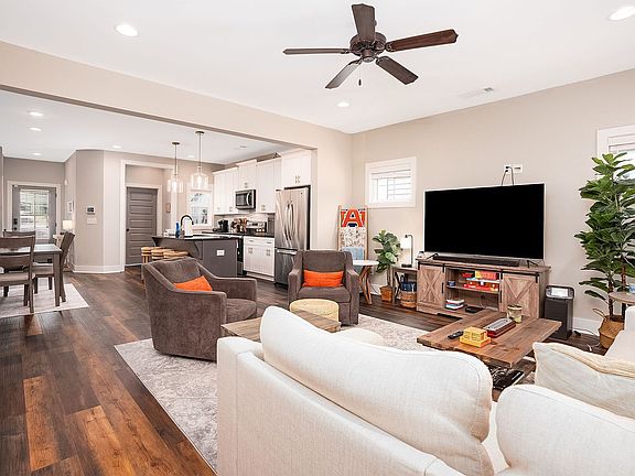 3rd image of 584 Piper Ave