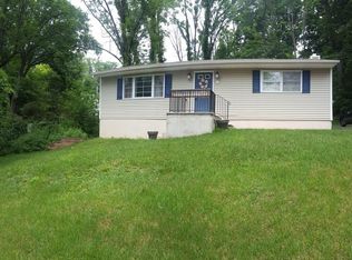 1 Black Oak Dr, Vernon, NJ 07462