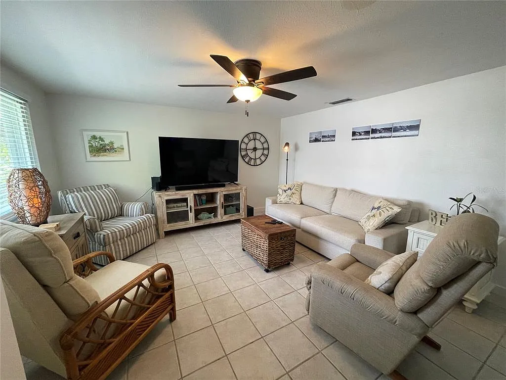 2 bed, 2.0 bath, 900 sqft, $2,300 — Photo 3