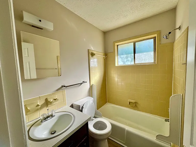 106 Holmes Cir — Photo 10