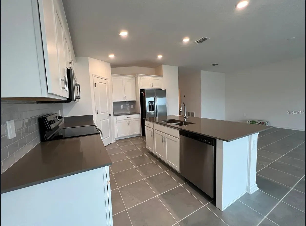 4 bed, 2000 sqft, $2,300 — Photo 2