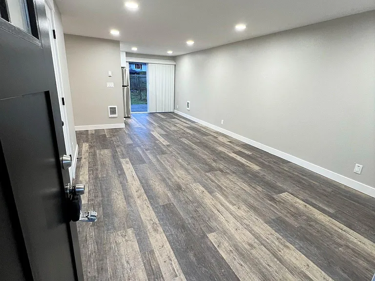 1724 Bloomington Ave — Photo 3