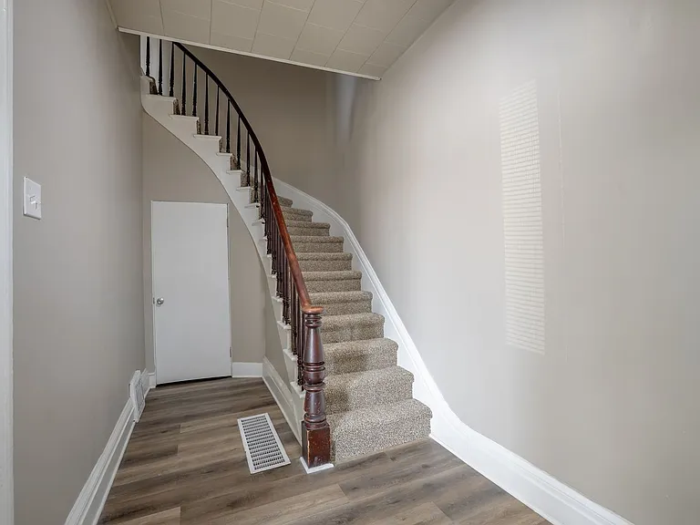 149 W 2nd St — Photo 9