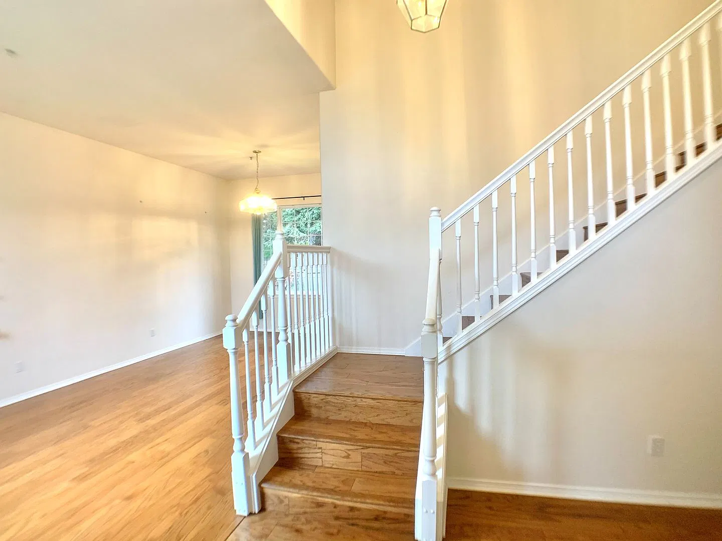 Beautiful 3-Bedroom Kirkland Home with Office, Private Backyard & 2-Car Garage — Photo 2
