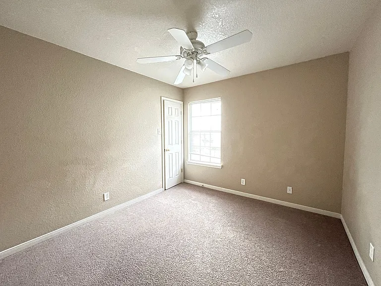 4702 John David Dr — Photo 12