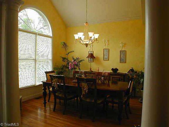 3rd image of 807 Glendevon Ct