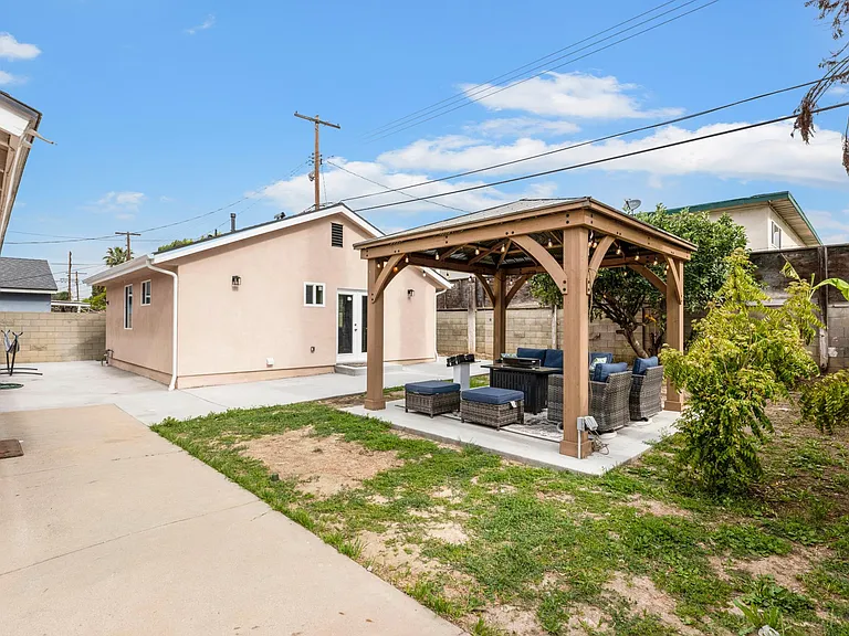 19033 Napa St — Photo 10