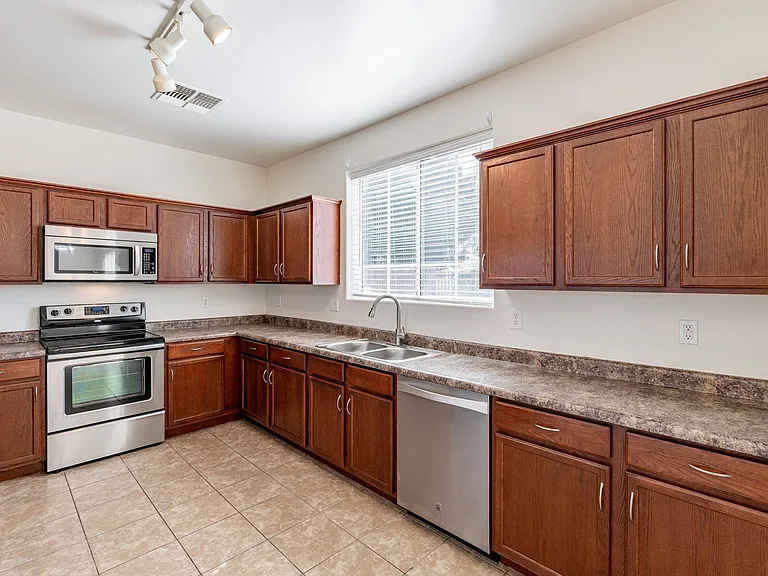 7416 S 27th Pl — Photo 10