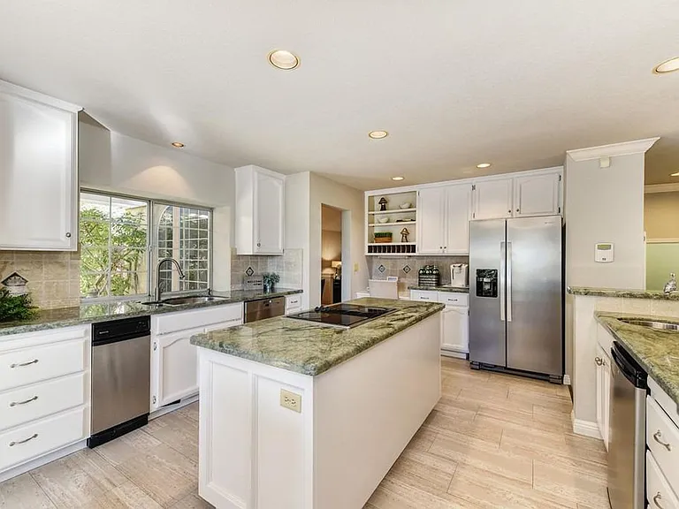 4650 Dorchester Ln — Photo 11