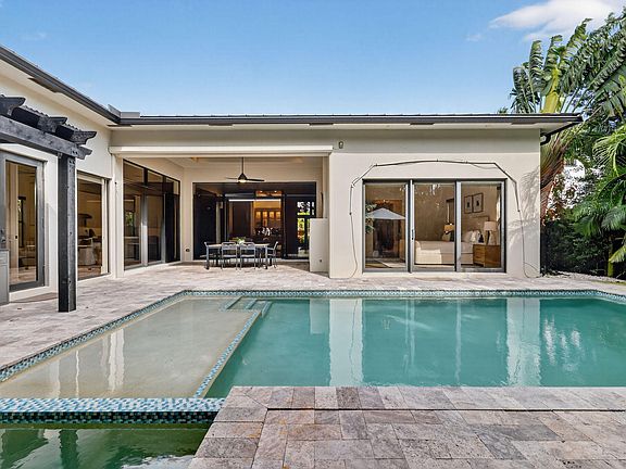 4th image of 718 NW 5th Avenue