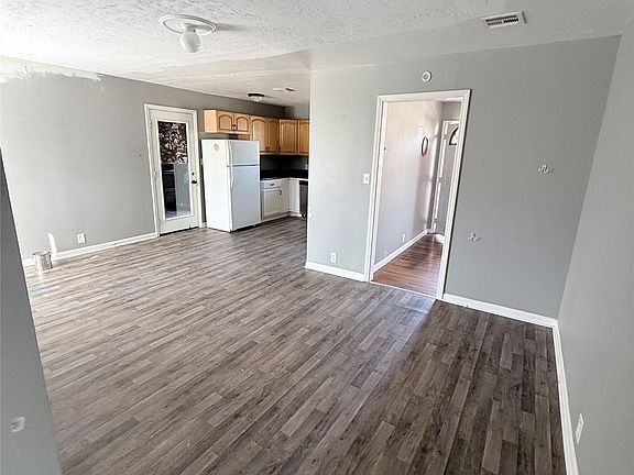3rd image of 214 E Pine Pl