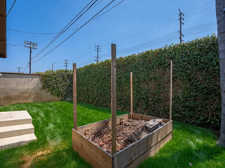 8330 Lilienthal Ave — Photo 37