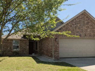 916 SW 15th St, Moore, OK 73160