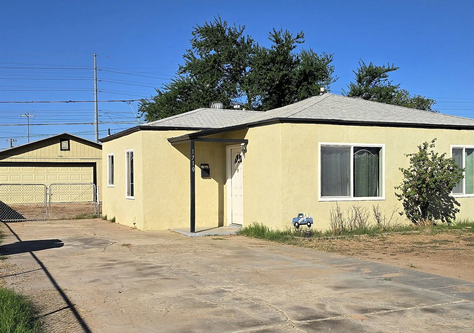 Modern Comfort Meets Style: Updated 2-Bedroom Gem with Spacious Backyard in Prime Yuma Location — Photo 1