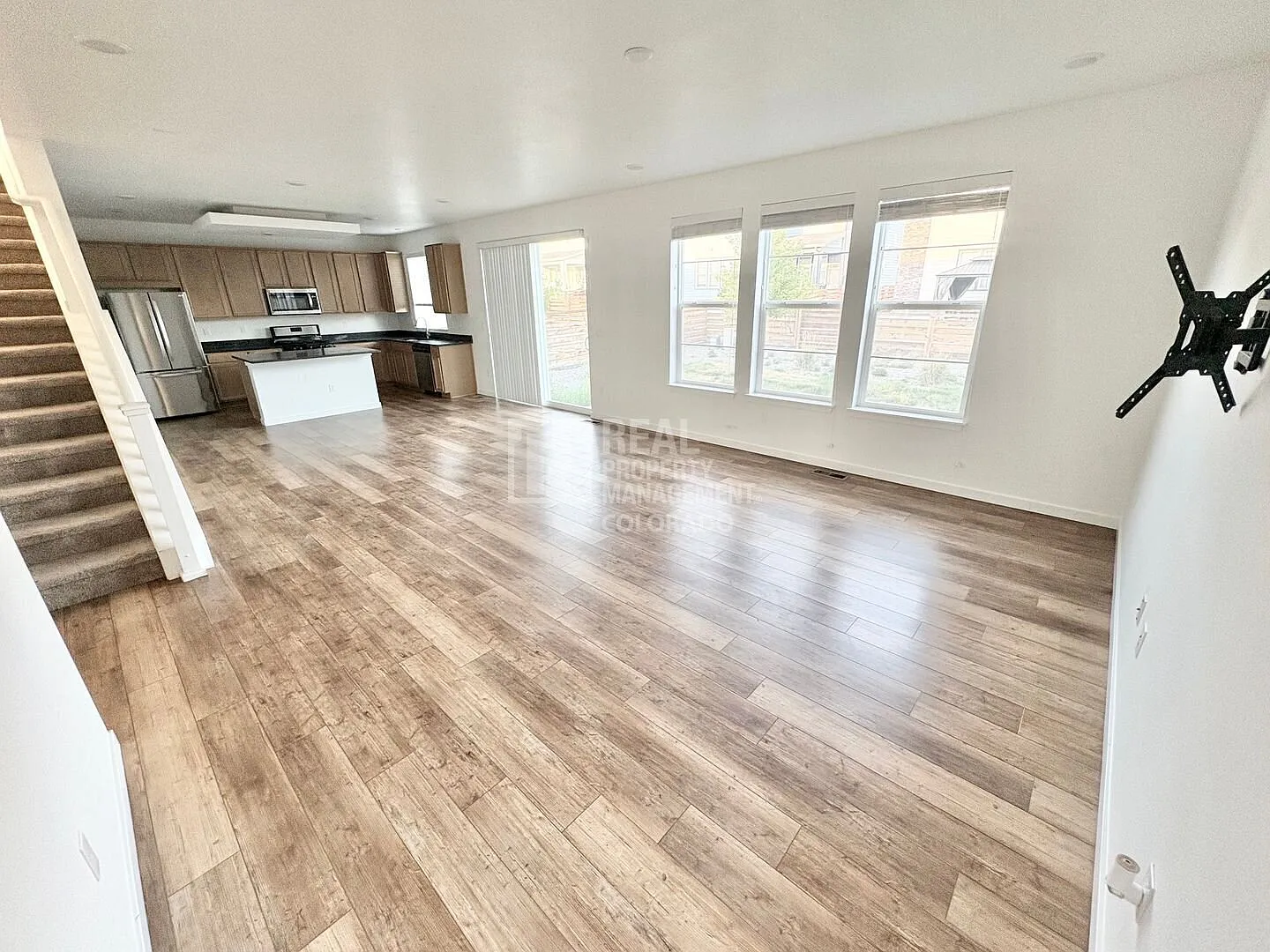 Spacious 4-Bedroom Home in The Aurora Highlands — Photo 2