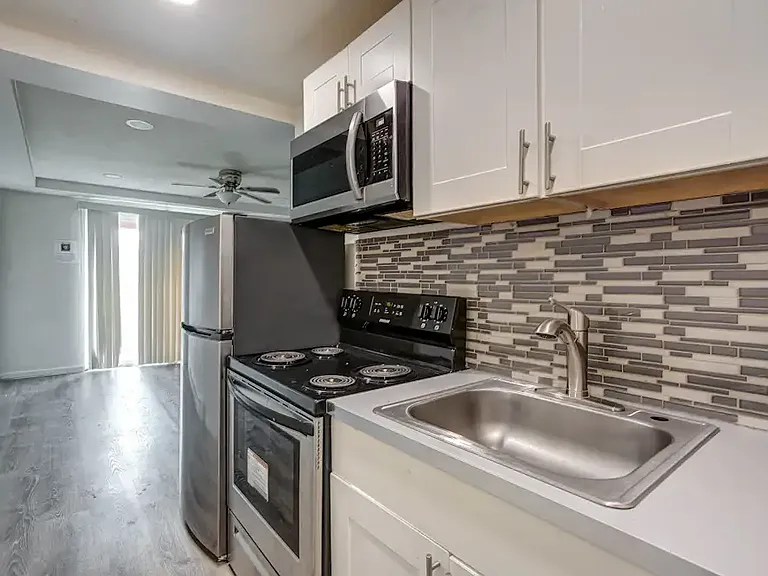 Hillcrest Apartments — Photo 10