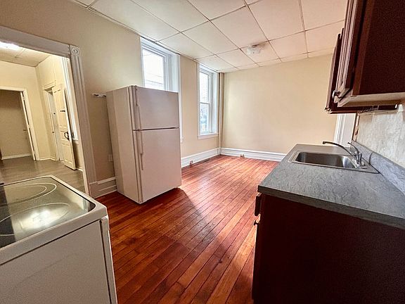 4th image of 560 Manor St