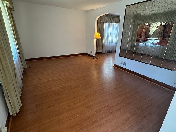 4th image of 10210 S Prairie Ave