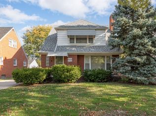 2132 Vernier Rd, Grosse Pointe Woods, MI 48236