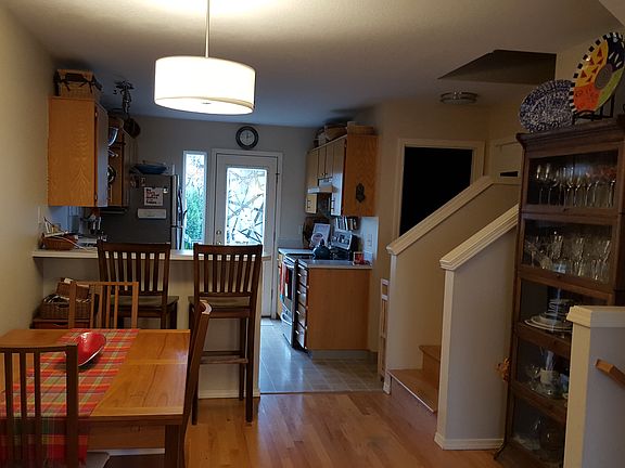 Dining area & kitchen 