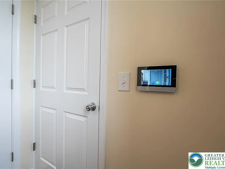 418 W Race St #2 — Photo 10
