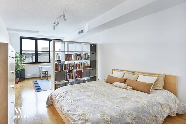 Sold by Warburg | media 21