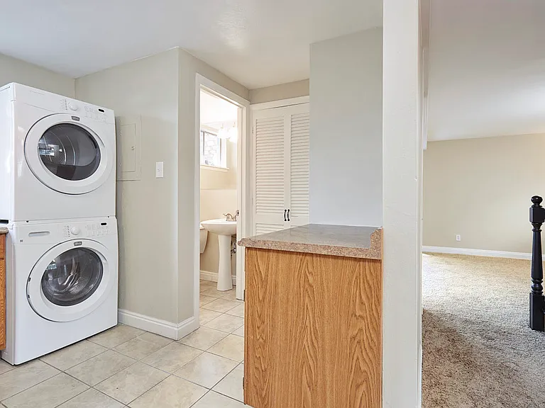 241 Elmwood Dr — Photo 9