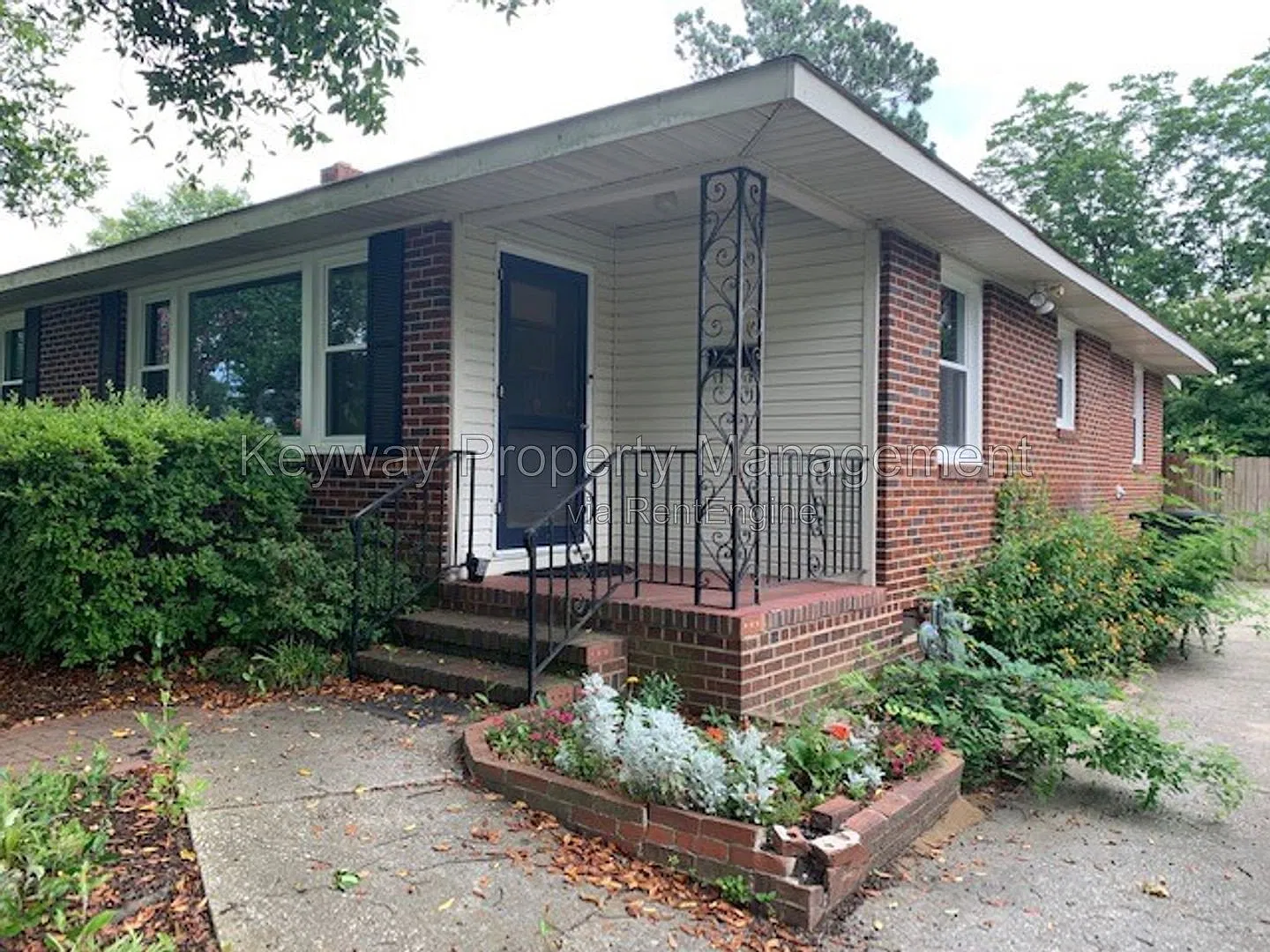 3 bed, 1.0 bath, 1328 sqft, $1,385 — Photo 1