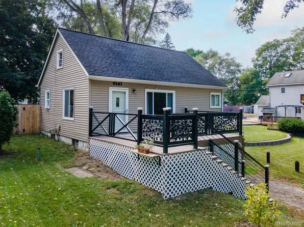 9261 Hillcrest Dr, Clarkston, MI 48348