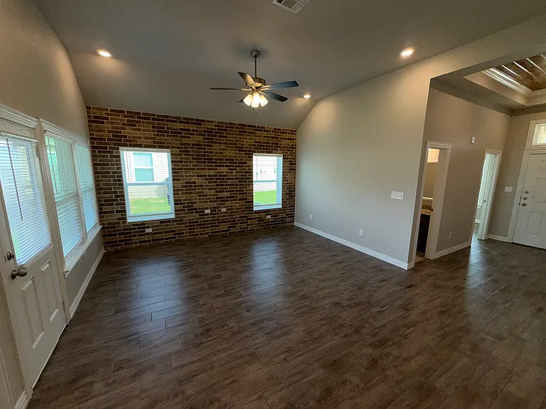 507 Wrigley Ln — Photo 3