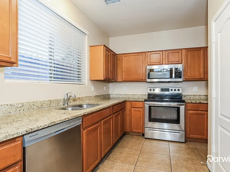 11418 W Locust Ln — Photo 3