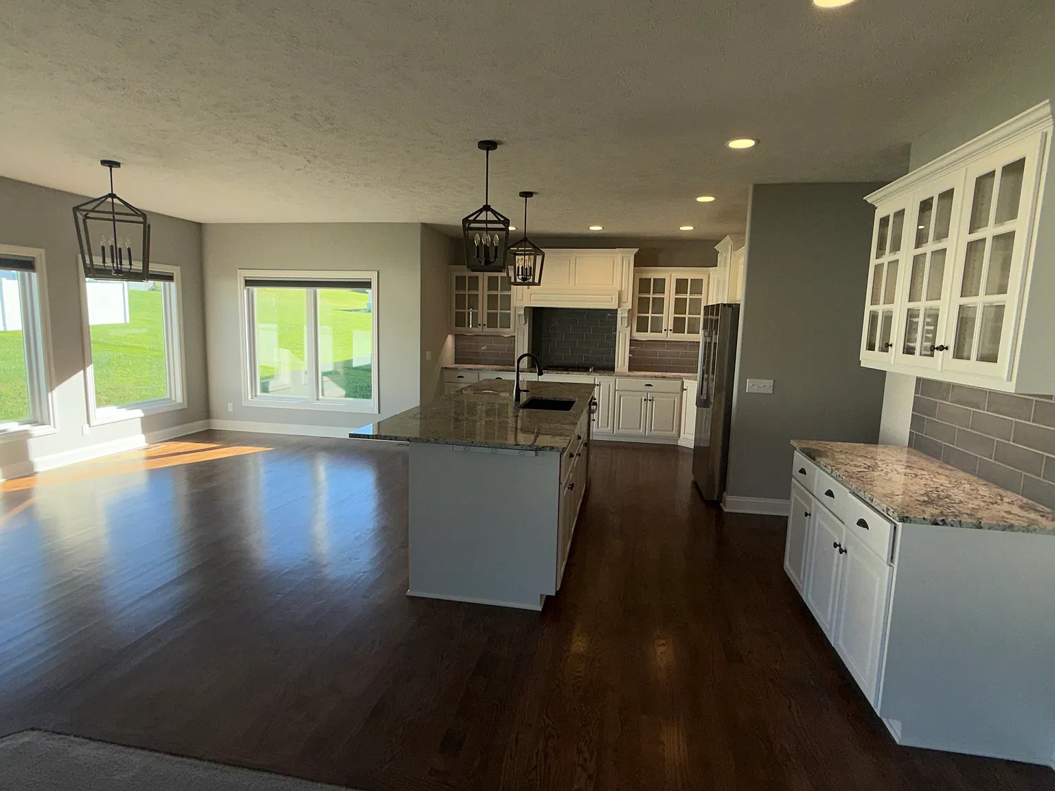 5 bed, 3712 sqft, $3,950 — Photo 4