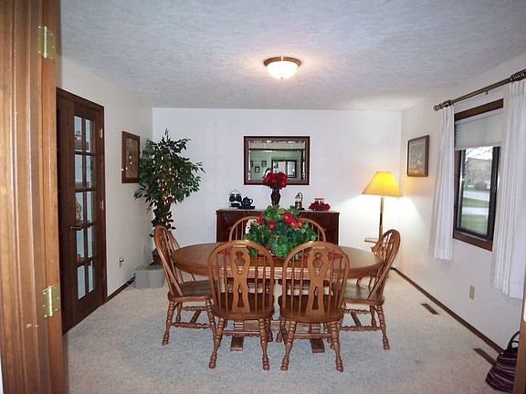 Formal dining room or den/office adjacent to living room