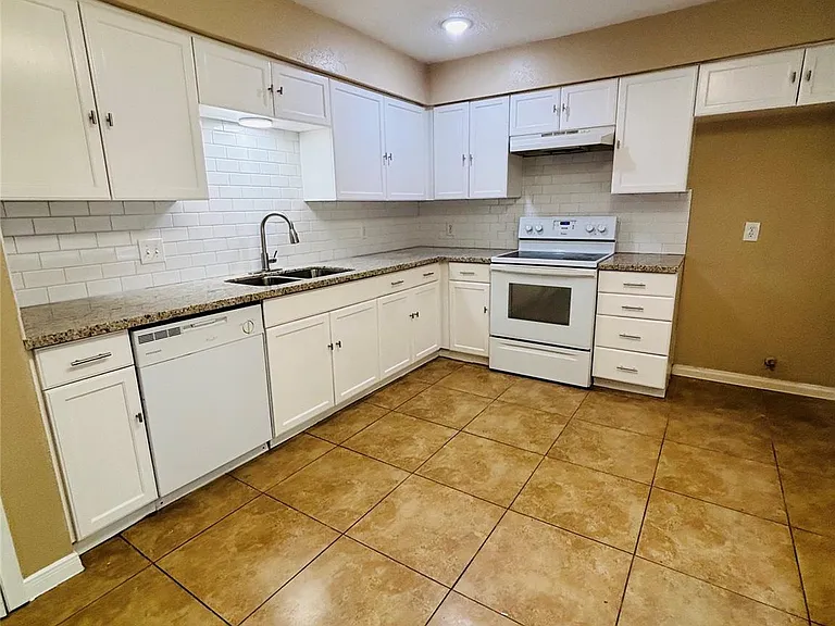 22219 Acorn Valley Dr — Photo 7