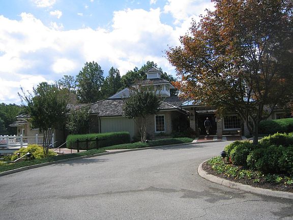 4th image of 10 Southwind Dr