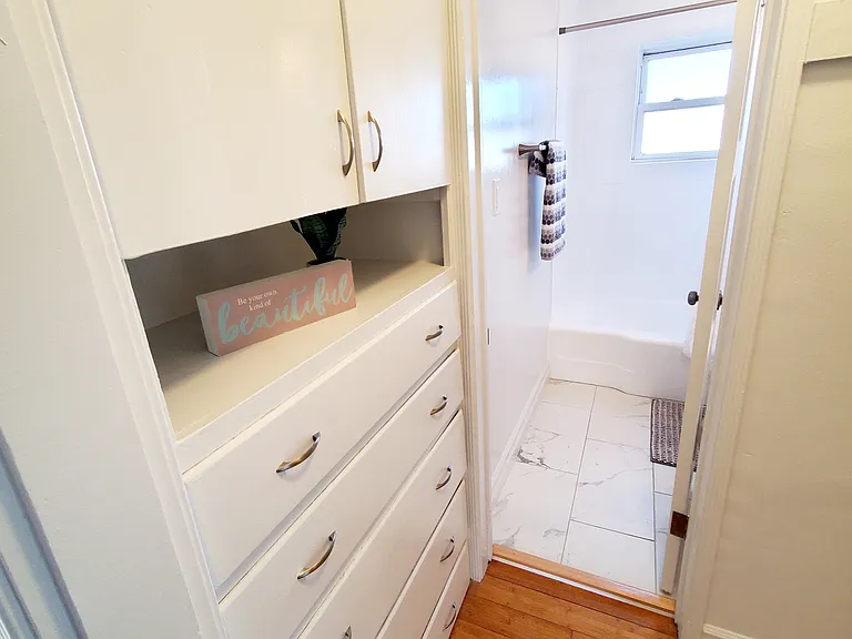 130 Roycroft — Photo 12