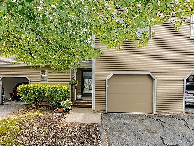 61 Elm Mdws — Photo 1