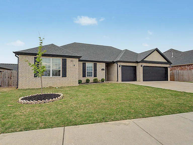 431 Linda Ln — Photo 2