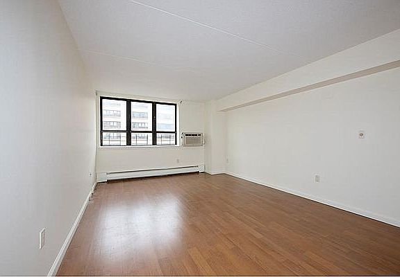 3rd image of 301 Cathedral Pkwy #5M