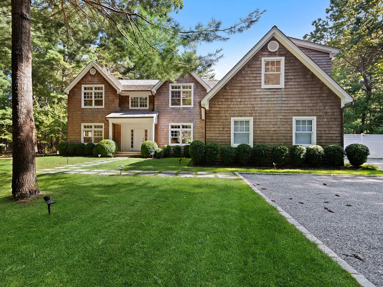 Minutes to East Hampton Village with Pool — Photo 3